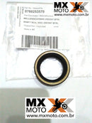 Retentor Virabrequim ( lado esquerdo ) Original KTM 2T 250/300 EXC/XCW/TPi/TBi 97 a 25 - 250 SX 03 a 25 - HUSQVARNA TE/TC/TX/TPi/TBi 250/300 2014 a 2025 - GAS GAS 2T 250/300 21 a 25 - 0760253570 / 0760002535000 (retentor menor) - 25x35x7