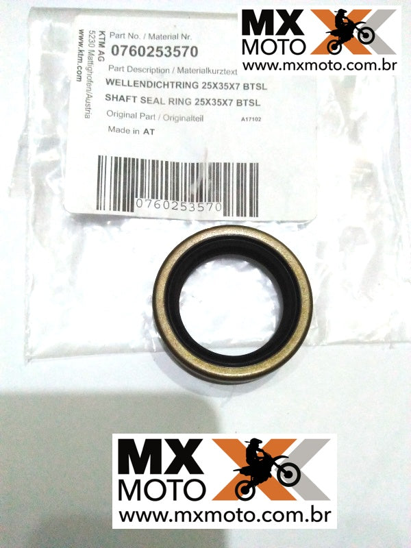 Retentor Virabrequim ( lado esquerdo ) Original KTM 2T 250/300 EXC/XCW/TPi/TBi 97 a 25 - 250 SX 03 a 25 - HUSQVARNA TE/TC/TX/TPi/TBi 250/300 2014 a 2025 - GAS GAS 2T 250/300 21 a 25 - 0760253570 / 0760002535000 (retentor menor) - 25x35x7