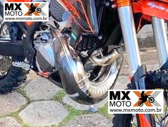Protetor de Curva Carbono / Fibra Marca Kicarbono KTM 2T TBI EXC 250/300 2024 a 2025 - SX/XC 250/300 23 a 25 - Husqvarna 250/300 TE/TBI 24 e 25 - TX 23 a 25 - Gas Gas EC/EX 250/300 2T 24 e 25 TBI