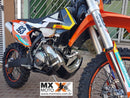 Protetor de Motor e Cano em Aluminio KTM 250/300 2T 2020 a 2023 / Husqvarna TEi / TPi 20 a 23 - GASGAS 2T EC/EX 250/300 2021 a 23 - Prata, Preto ou Laranja - Start Racing