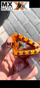 Ponta de Pedal de Freio em Alumínio para KTM SX / XC / SXF / XCF 16 >  - XCW / EXC / EXCF 2017 > - Husqvarna TC FC FX TX 16 > TE FE TBi 17 > - Gas Gas todas 2T e 4T 2021 > Substitui a peça: 55413051000