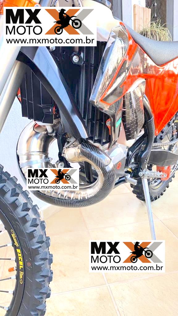 Protetor de Curva Carbono / Fibra Marca Kicarbono KTM 2T TBI EXC 250/300 2024 a 2025 - SX/XC 250/300 23 a 25 - Husqvarna 250/300 TE/TBI 24 e 25 - TX 23 a 25 - Gas Gas EC/EX 250/300 2T 24 e 25 TBI