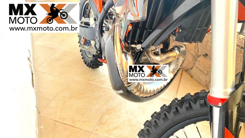 Protetor de Curva Carbono / Fibra Marca Kicarbono KTM 2T TBI EXC 250/300 2024 a 2025 - SX/XC 250/300 23 a 25 - Husqvarna 250/300 TE/TBI 24 e 25 - TX 23 a 25 - Gas Gas EC/EX 250/300 2T 24 e 25 TBI
