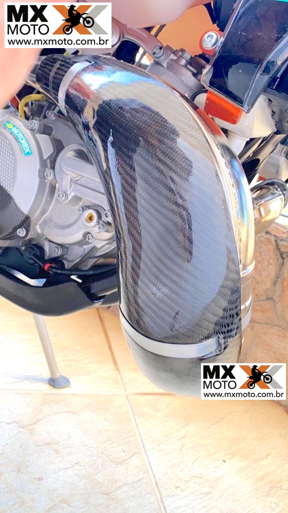 Protetor de Curva Carbono / Fibra Marca Kicarbono KTM 2T TBI EXC 250/300 2024 a 2025 - SX/XC 250/300 23 a 25 - Husqvarna 250/300 TE/TBI 24 e 25 - TX 23 a 25 - Gas Gas EC/EX 250/300 2T 24 e 25 TBI