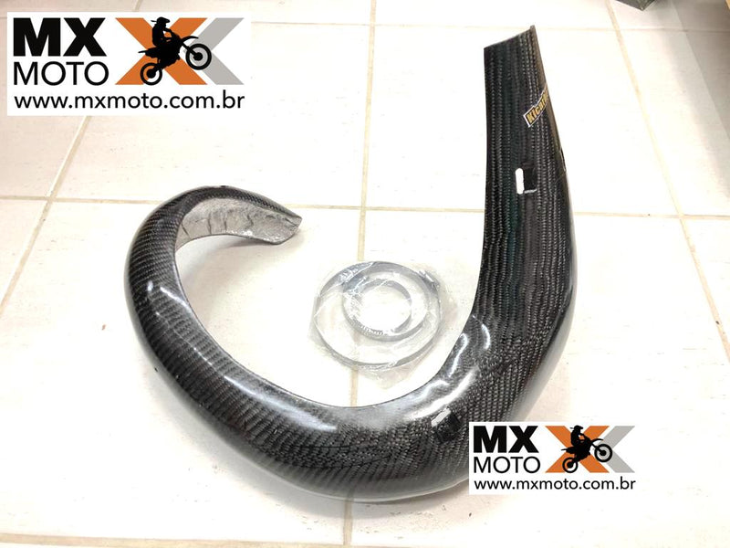 Protetor de Curva Carbono / Fibra Marca Kicarbono KTM 2T TBI EXC 250/300 2024 a 2025 - SX/XC 250/300 23 a 25 - Husqvarna 250/300 TE/TBI 24 e 25 - TX 23 a 25 - Gas Gas EC/EX 250/300 2T 24 e 25 TBI