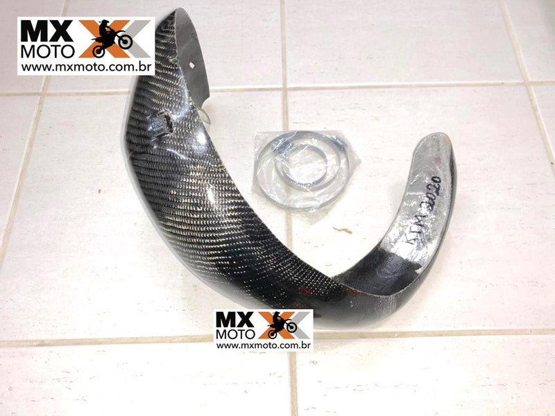Protetor de Curva Carbono / Fibra Marca Kicarbono KTM 2T TBI EXC 250/300 2024 a 2025 - SX/XC 250/300 23 a 25 - Husqvarna 250/300 TE/TBI 24 e 25 - TX 23 a 25 - Gas Gas EC/EX 250/300 2T 24 e 25 TBI