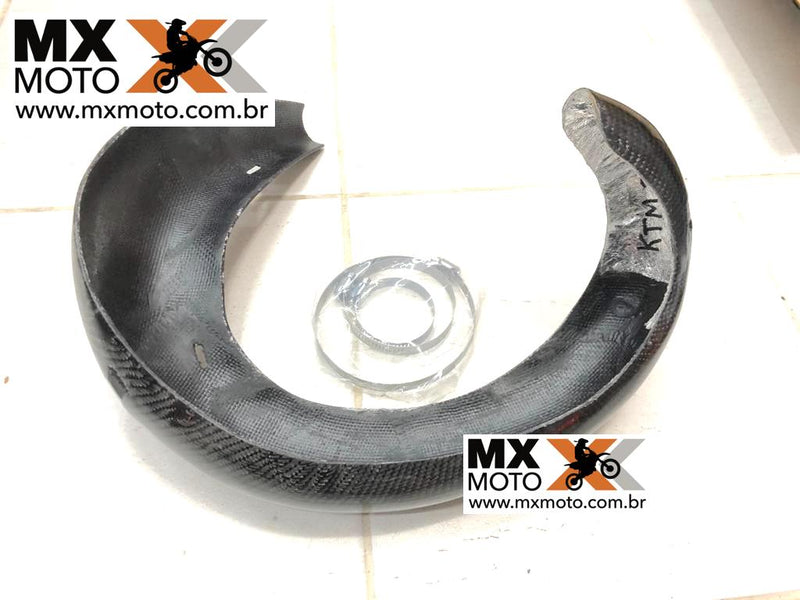 Protetor de Curva Carbono / Fibra Marca Kicarbono KTM 2T TBI EXC 250/300 2024 a 2025 - SX/XC 250/300 23 a 25 - Husqvarna 250/300 TE/TBI 24 e 25 - TX 23 a 25 - Gas Gas EC/EX 250/300 2T 24 e 25 TBI
